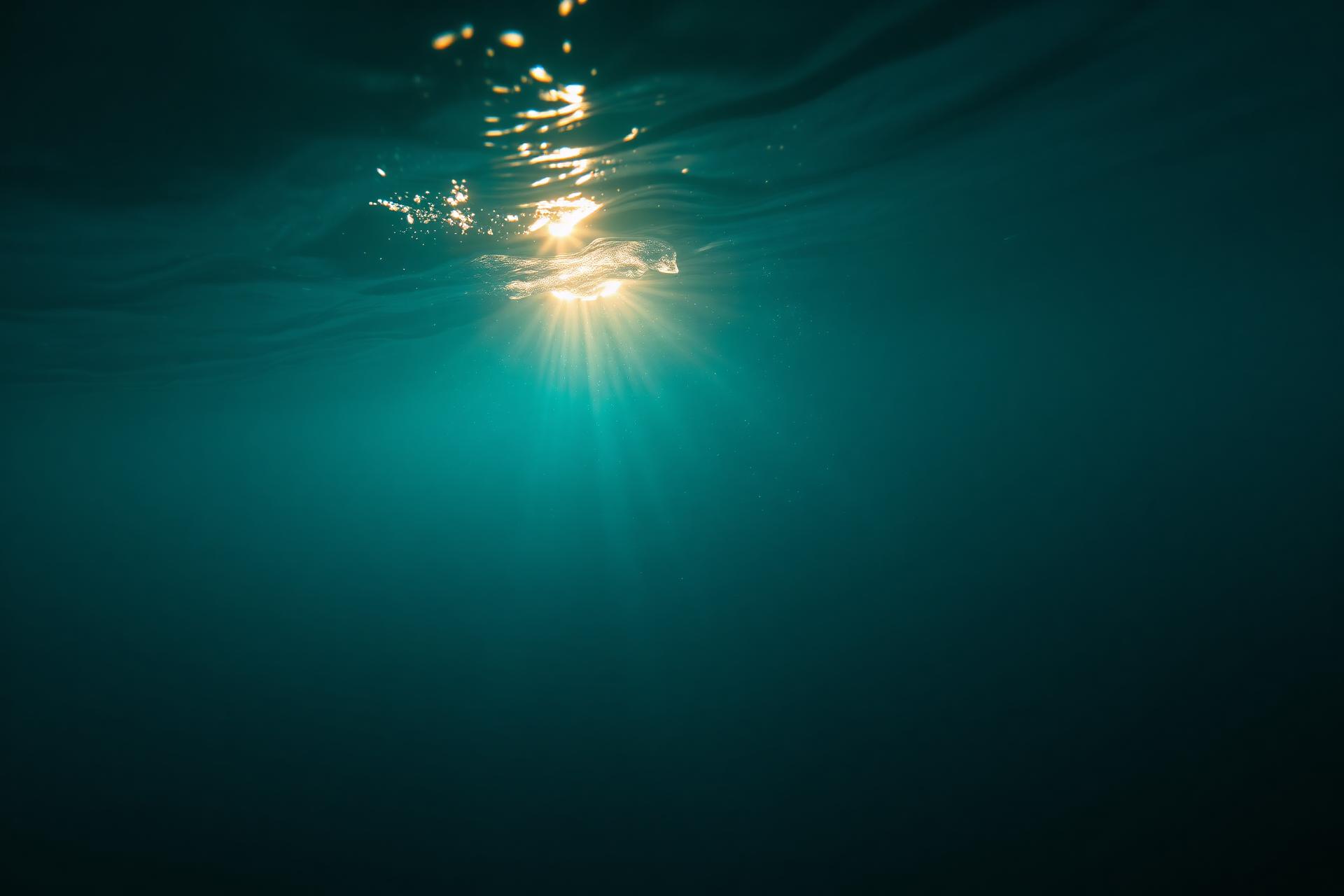 Raios de sol atravessando as águas profundas do oceano